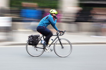Fototapeta na wymiar Radfahrer in Bewegungsunschärfe