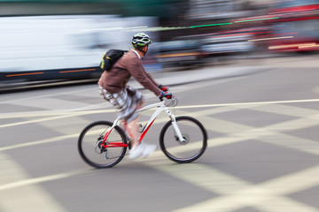 städtischer Radfahrer in Bewegungsunschärfe