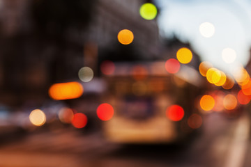 defokussierte Szene im nächtlichen Stadtverkehr