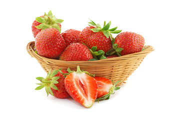 panier de fraises fraîches avec découpe sur fond blanc