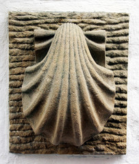 Señal del Camino de Santiago esculpida en piedra