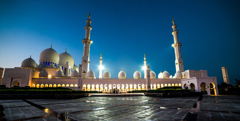 Fototapeta na wymiar Sheikh Zayed Grand Mosque
