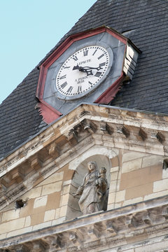 la cath&eacute;drale et son horloge