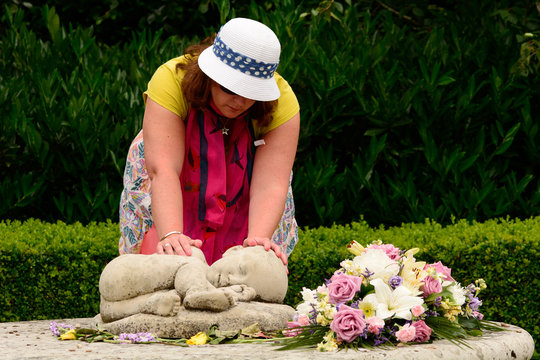 Baby loss and mum - Stillbirth Nenonatal Death Charity memorial
