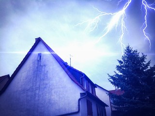 Blitzeinschlag im Dach