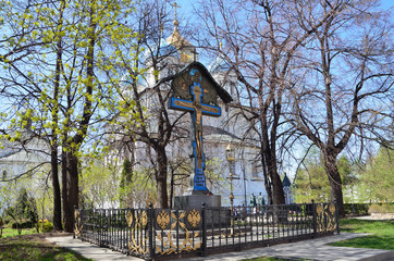 Восстановленный крест-памятник, в Новоспасском монастыре