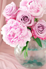 Obrazy na Szkle  kompozycja kwiatowa z różową piwonią i różami .
