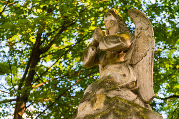 Betender Engel im Abendlicht