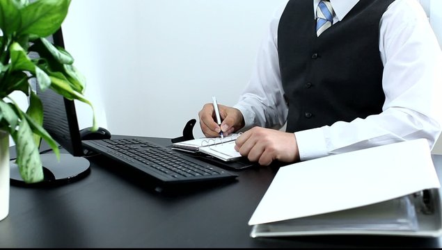 Gesch&auml;ftsmann schreibt in Kalender