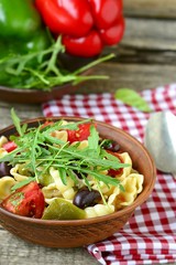 pastà with tomatoes, pepper and olives
