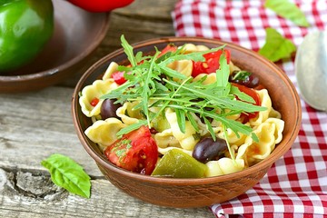 pastà with tomatoes, pepper and olives