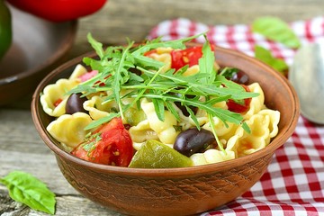 pastà with tomatoes, pepper and olives