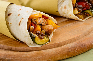 Tortilla messicane con pollo e verdure