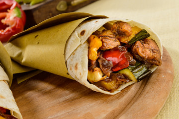 Tortilla messicane con pollo e verdure