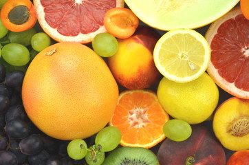 Fototapeta na wymiar mieszanka różnych świeżych owoców na stole