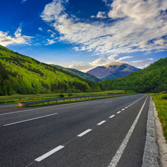 Naklejka premium asphalt road in mountains