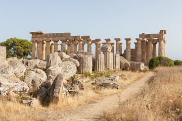 Fototapeta na wymiar ruins of the temple of Selinunte