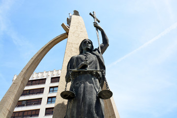 escultura representando la justicia