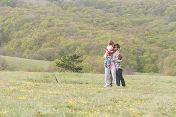 Naklejka premium happy family with three kids enjoying free time on natural backg
