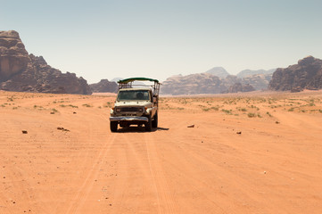 Obraz na płótnie Canvas Off road vehicle in desert