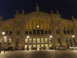 Fototapeta premium 夜のパリ北駅