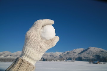 schneeball werfen in hand