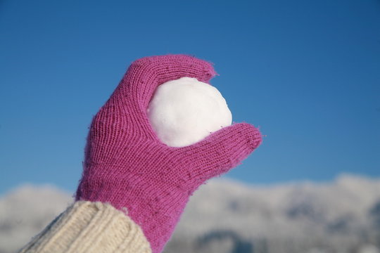 schneeball werfen in hand