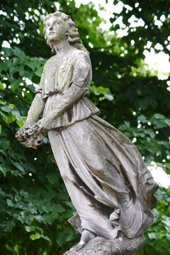 flying stone woman angel statue