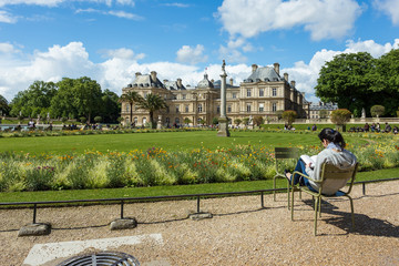 Obraz premium Parisian reading a book , Luxembourg Garden(Jardin du Luxembourg