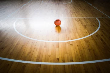 Photo sur Aluminium Sports de balle Basketball ball over floor in the gym
