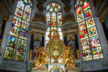 Fototapeta na wymiar Autel et vitraux de l'église St Salomon à La Martyre, Finistère