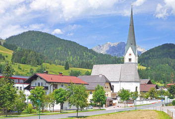 Fototapeta na wymiar Urlaubsort Sankt Martin am Tennengebirge im Salzburger Land