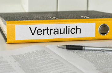 Aktenordner mit der Beschriftung Vertraulich