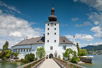 Fototapeta na wymiar Castle on Traunsee lake