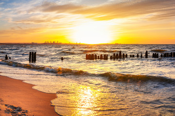 Plakaty  Zachód słońca na plaży nad Morzem Bałtyckim w Polsce