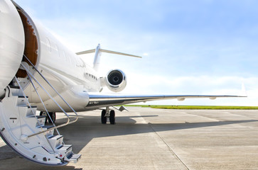 Fototapeta premium Schody z silnikiem odrzutowym na prywatnym samolocie - Bombardier
