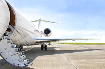 Foto op Plexiglas Trappen met straalmotor op een privévliegtuig - Bombardier © tr3gi