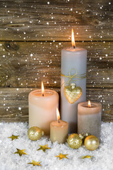 Vierter Advent: Weihnachtliche Dekoration natürlich mit Kerzen
