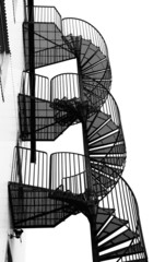 Obraz premium Kręte metalowe spiralne schody, czarno-biały obraz.