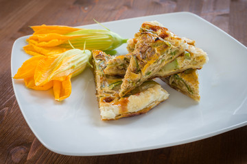 Fette di torta salata con zucchine e uova