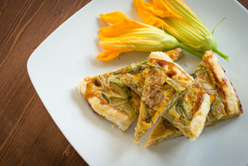 Fette di torta salata con zucchine e uova