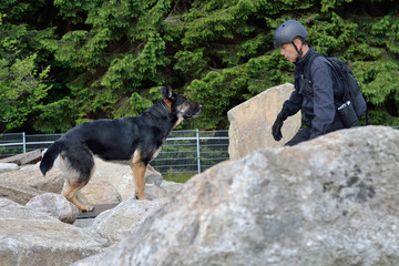 Mann mit Rettungshund bei Personensuche