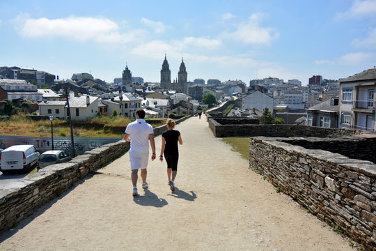 pareja caminando por la muralla de Lugo