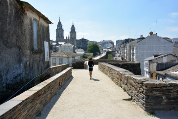 mujer joven corriendo por la muralla de Lugo