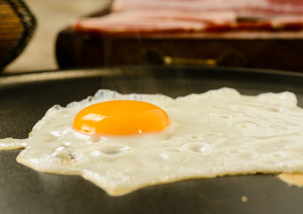 Uovo al tegame e pancetta, fuoco selettivo