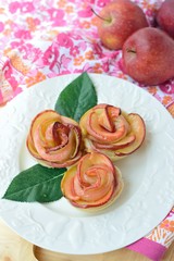 Obraz na płótnie Canvas Rose-shaped cookies (buns) made of apples and puff pastry.