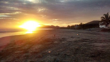 Atardecer en playa mexicana