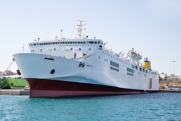 Fähre bzw. Frachtschiff - Transport auf dem Wasser