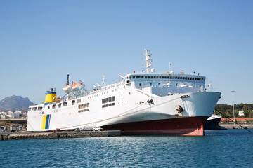 Fototapeta na wymiar Ferry Boot auf den griechischen Inseln - Fähre