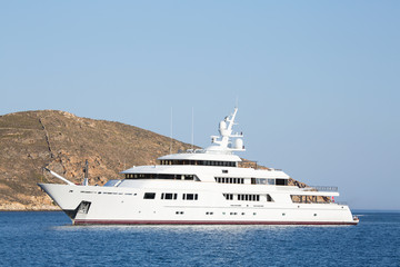 Fototapeta na wymiar Luxuriöse Yacht im Meer